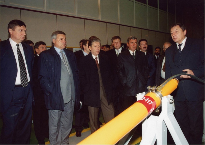 Vladimir I. Pavlenko demonstrating a permanent magnet submersible motor to V.Y. Alekperov