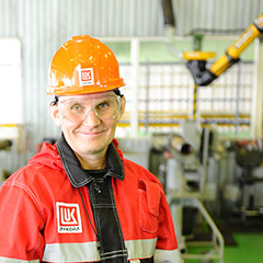 We have already written about this employee on our website in the article 'Winter Polyathlon' published on April 14, 2018. Let us introduce him once again — Sergey Eremeev, an electrician for maintenance and repair of electrical equipment at oil production facilities. Thanks to his passion for skiing, Sergey is known far beyond his hometown.