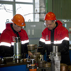 The Company supports a mentorship system in its best traditions. Grade 5 maintenance technician Nikolai Kuratov shares his experience and knowledge with Sergey Kabalnov, a Grade 3 maintenance technician. Urai Service Center.