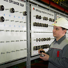 Process Engineer Sergey Paretskiy demonstrates testing benches developed by the engineering department with samples of ESP working stages. Urai Service Center.